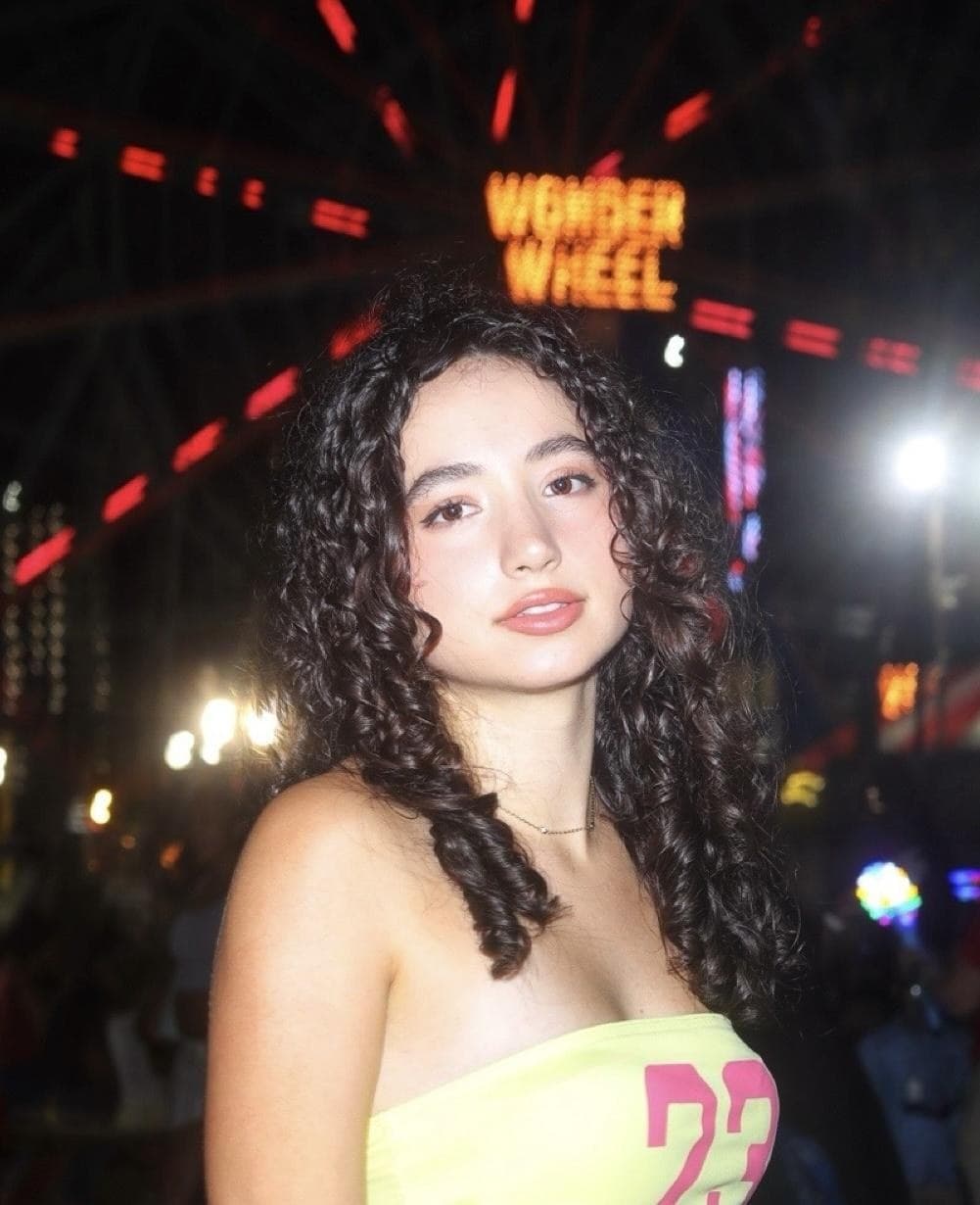 Catherine Bazizi, Wonder Wheel close-up